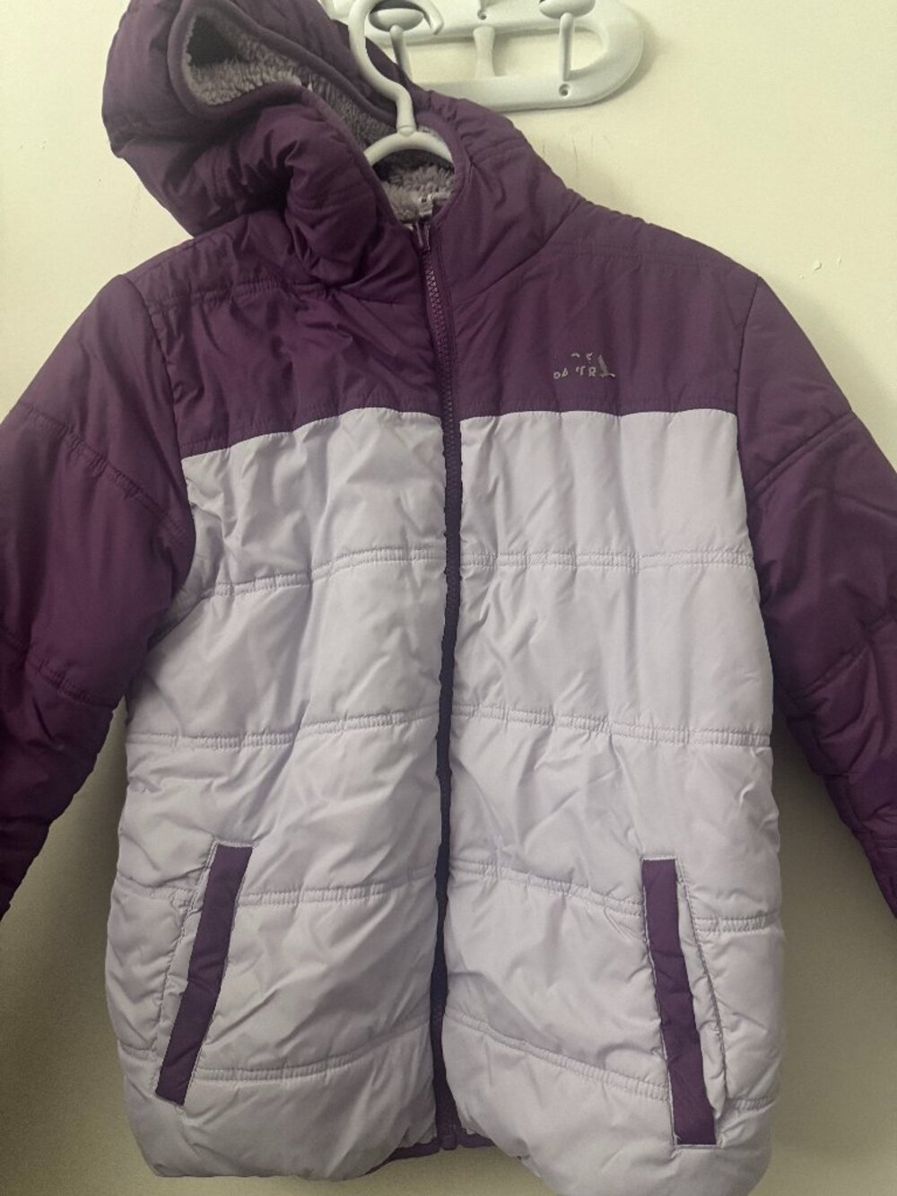 💜🤍 Eddie Bauer Kids Reversible Puffer Jacket – Purple & White ❄️